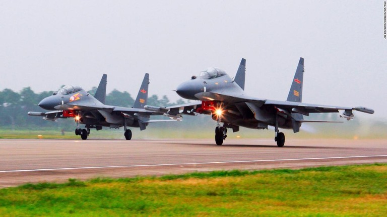 非公開の地点から南シナ海へ向けて離陸する中国軍のＳｕ３０戦闘機/Jin Danhua/Xinhua/AP/File