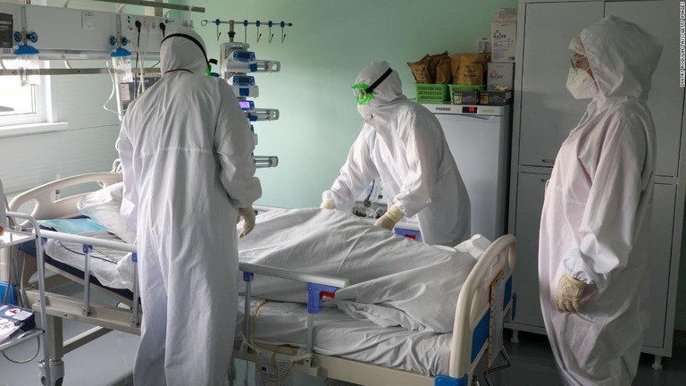 集中治療室（ＩＣＵ）に入った病人をみる看護師＝１２日、ロシア・ボルゴグラード州/Dmitry Rogulin/TASS/Getty Images