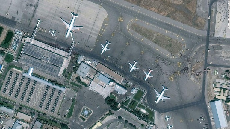 マクサー社が撮影したアフガン首都カブールの国際空港の衛星写真/Maxar Technologies/Getty Images