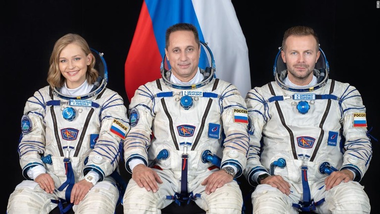 左から今月５日にＩＳＳに向かった俳優ユリア・ペレシルドさん、宇宙飛行士アントン・シュカプレロフさん、プロデューサー兼監督クリム・シペンコさん/NASA