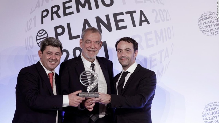 授賞式の壇上に上がったのは「カルメン・モラ」の名前で執筆していた３人の脚本家の男性だった/Quique Garcia/EFE/Sipa