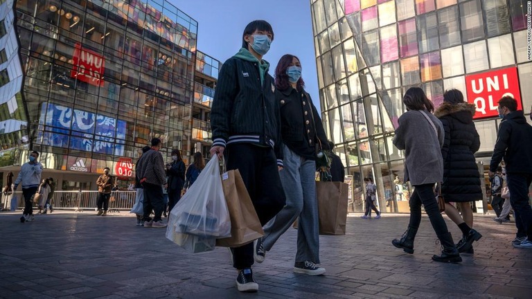 北京市内の三里屯のショッピングエリアを歩く人々＝１６日/Andrea Verdelli/Getty Images