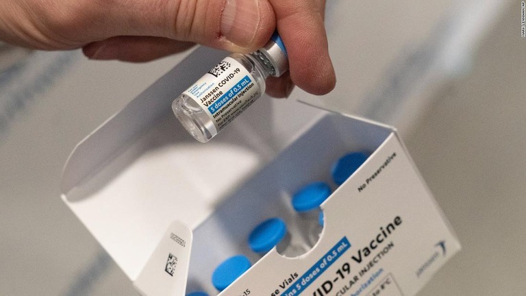 ニューヨーク州の病院で新型コロナウイルスのワクチンの瓶を手に持つ薬剤師/Mark Lennihan/AP