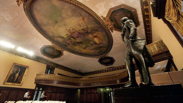 ニューヨーク市議会議事堂に設置されたジェファーソン像＝２０１０年７月/Richard Drew/AP