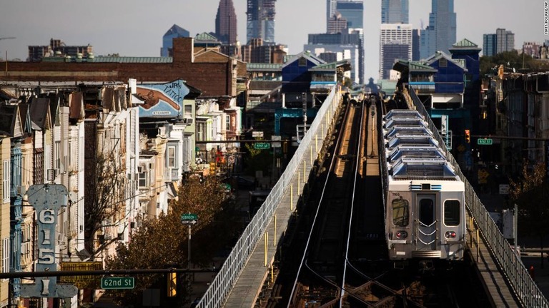 ＳＥＰＴＡのマーケット・フランクフォード線を電車が走る様子/Matt Rourke/AP