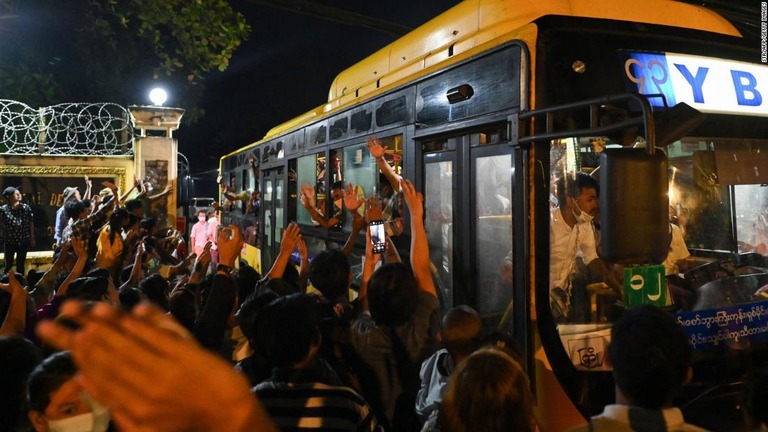 インセイン刑務所を出発するバスから手を振る新たに釈放された収容者＝１８日、ミャンマー・ヤンゴン/STR/AFP/Getty Images