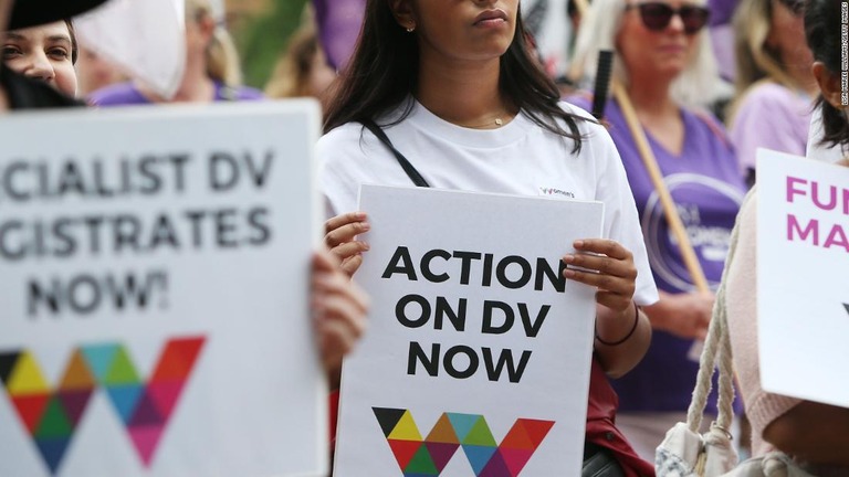 ２０２０年の国際女性デーに参加した女性たち＝豪南東部シドニー/Lisa Maree Williams/Getty Images