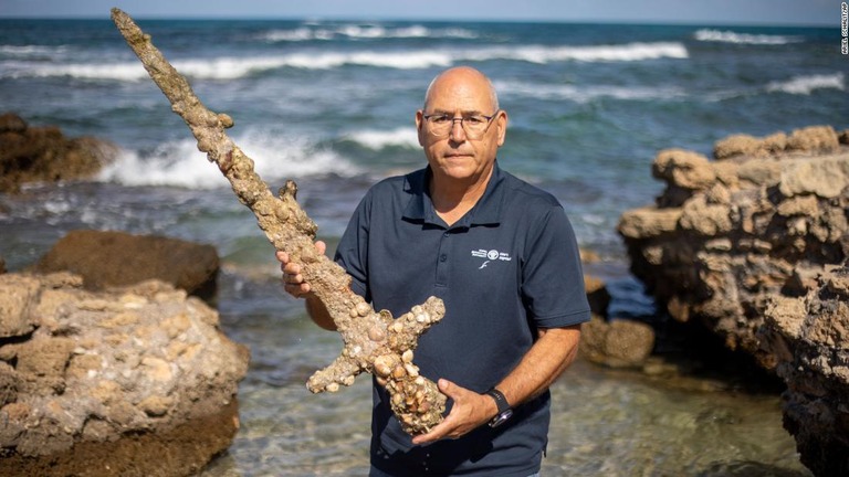 海洋考古学者のコビー・シャルビット氏は発見された剣が十字軍のものであったとみている/Ariel Schalit/AP