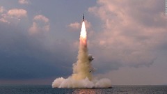 潜水艦からの弾道ミサイルの発射に「成功」　北朝鮮メディア