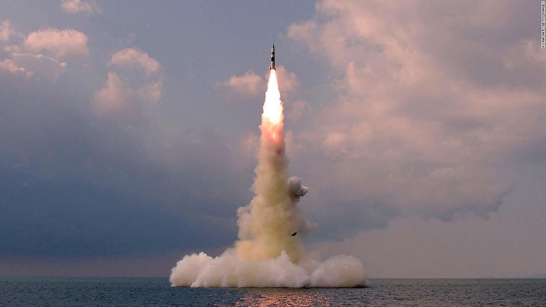 北朝鮮が新型の潜水艦発射弾道ミサイルの試射に成功したとＫＣＮＡが報じた/KCNA/AFP/Getty Images