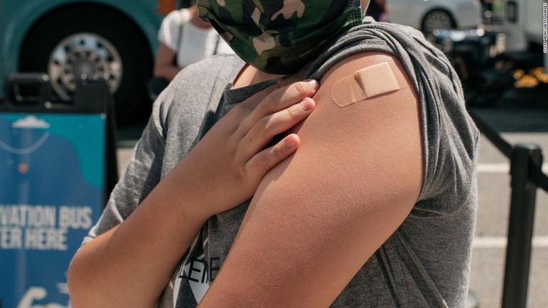 今年６月、ニューヨークのクイーンズ地区で最初のワクチン接種を受けた１３歳の若者/Scott Heins/Getty Images 
