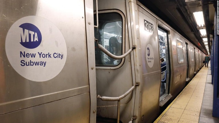 米ニューヨーク州都市交通局は、列車内や駅構内でのマスク着用を義務付けている/Gary Hershorn/Corbis News/Getty Images