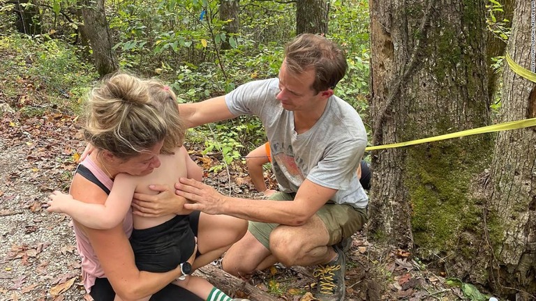 約２１メートル下に転落した４歳男児は軽傷で済んだという/Wolfe County Search & Rescue Team