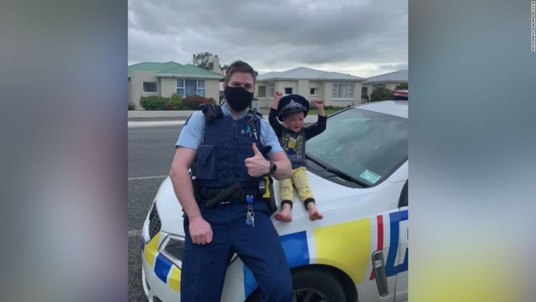 現場に駆けつけたカート巡査と男の子/from New Zealand Police