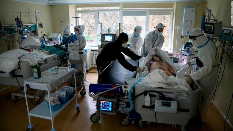 集中治療室（ＩＣＵ）で新型コロナの患者を治療する医療従事者ら＝１９日、ロシア・モスクワの病院/Alexander Zemlianichenko/AP