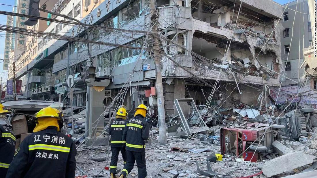 爆発で破壊された複合ビルの壁/From Liaoning Provincial Fire and Rescue Corps