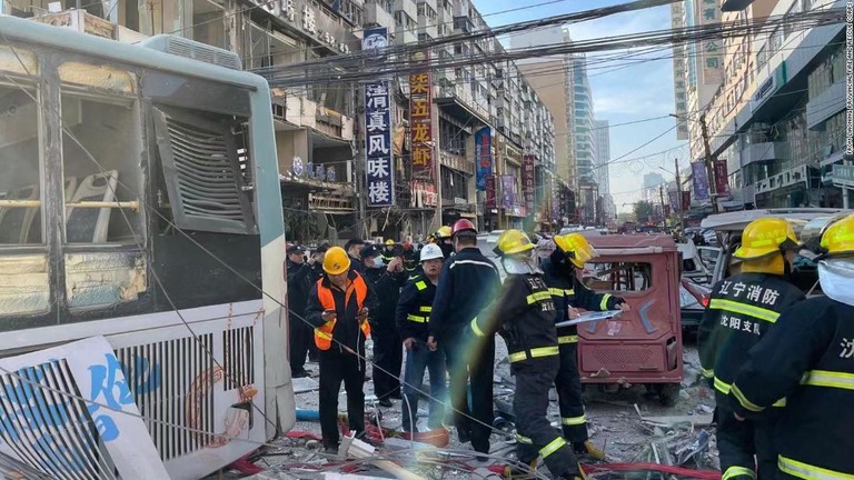 がれきを捜索する救急隊の隊員/From Liaoning Provincial Fire and Rescue Corps