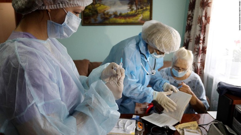 自宅で患者にワクチン接種を行う医療従事者/Dmitry Rogulin/TASS/Getty Images