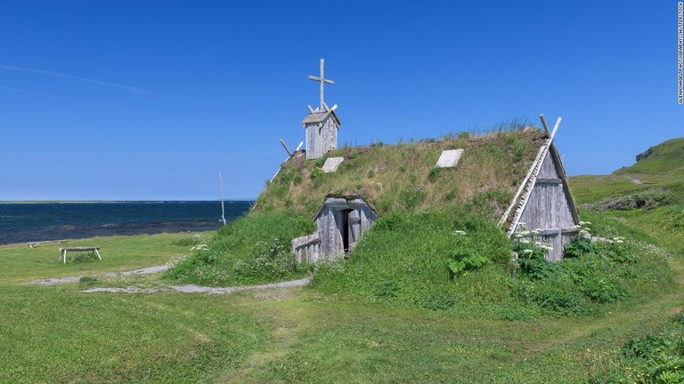 ニューファンドランド島の入植地近くに再現されたバイキング時代の建造物/Glenn Nagel Photography/Shutterstock