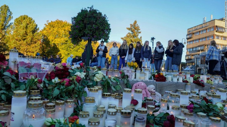 犠牲者を追悼する花やキャンドルが並ぶ＝１５日、コングスベルグ/Terje Bendiksby/NTB/AFP/Getty Images