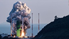 韓国、ダミー衛星の軌道投入に失敗　初の３段式ロケット打ち上げ