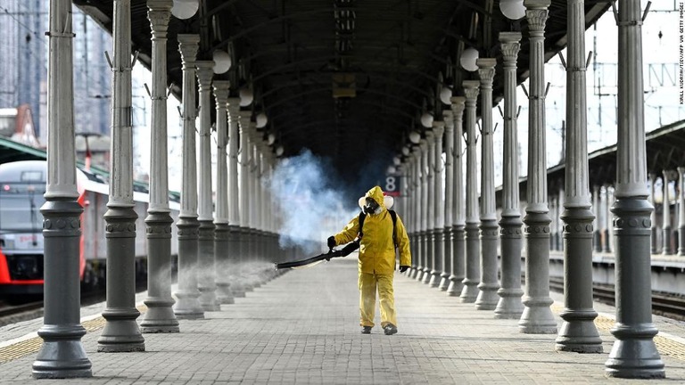 モスクワの駅で消毒作業を行う様子＝２０日/KIRILL KUDRYAVTSEV/AFP via Getty Images
