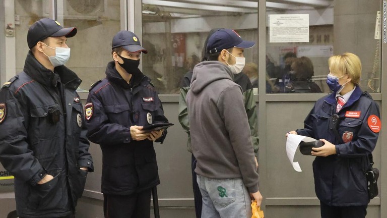 モスクワの駅では新型コロナ対策に違反すると罰金が科される/Vladimir Gerdo/TASS/Reuters