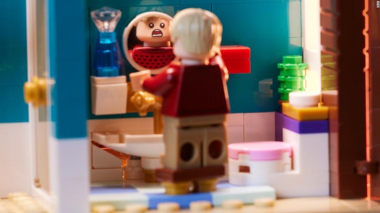 バスルームで叫ぶシーンも再現/LEGO
