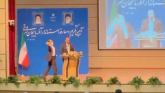 新任の州知事、演説中にたたかれる　イラン北西部