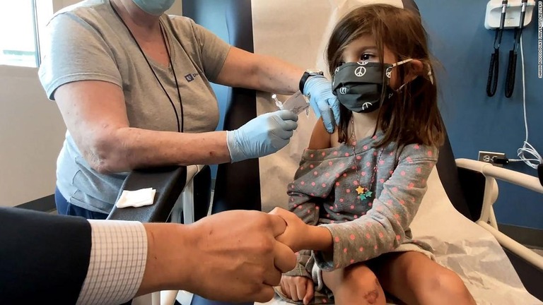 米ノースカロライナ州のデューク大学でファイザー製ワクチンの治験に参加する５歳の女の子＝９月２８日/Shawn Rocco/Duke University/Reuters