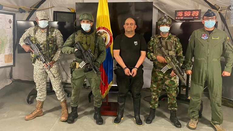 ダイロ・アントニオ・ウスガ容疑者（中央）/Colombia Presidents Office