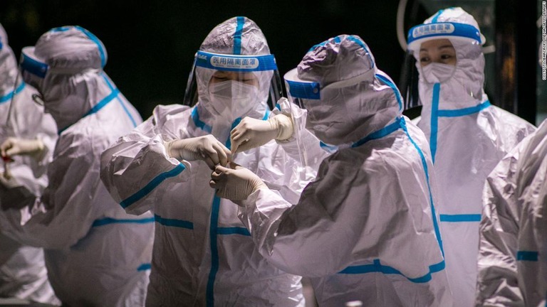内モンゴル自治区フフホトにある施設で新型コロナウイルスの核酸試験を行う医療従事者/Costfoto/Barcroft Media/Getty Images