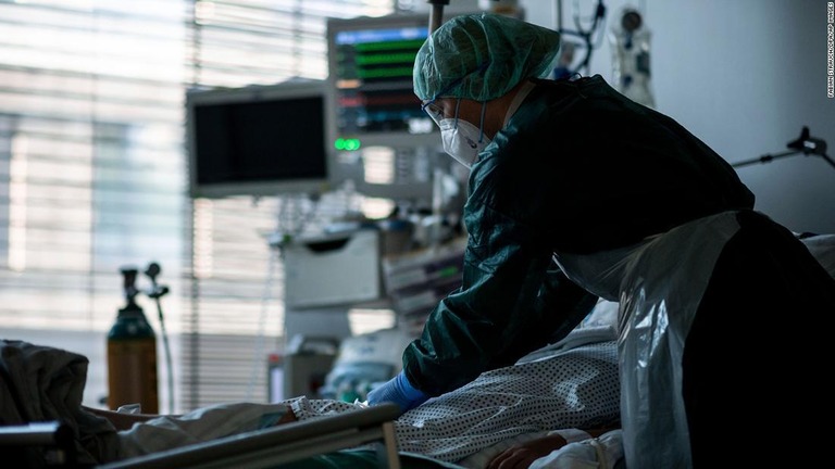 集中治療室（ＩＣＵ）の新型コロナウイルスの患者を治療する看護師＝ドイツ/Fabian Strauch/DPA/AP Images