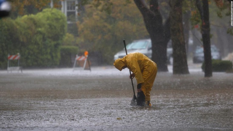 大雨で冠水した米カリフォルニア州サンラファエルの道路/Justin Sullivan/Getty Images 