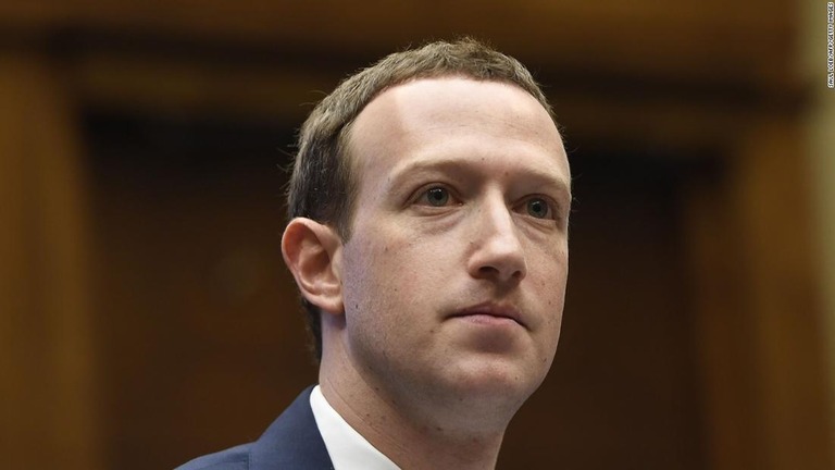 内部文書の流出を受けて高まるＦＢへの批判の声にザッカーバーグＣＥＯが答えた/Saul Loeb/AFP/Getty Images