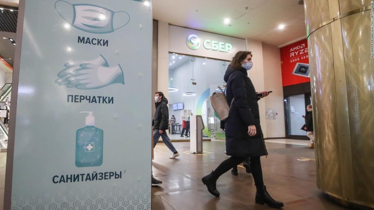 サンクトペテルブルクのショッピングセンターに設置された感染対策を呼び掛ける看板/Alexander Demianchuk/TASS/Getty Images