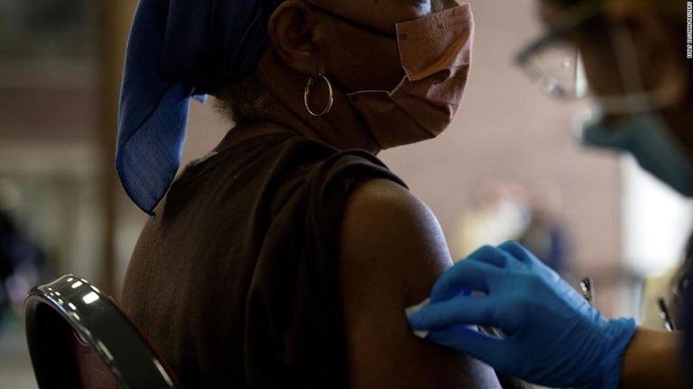 コロナワクチンの注射前に消毒する様子＝９月２９日、米ミシガン州/Emily Elconin/Reuters