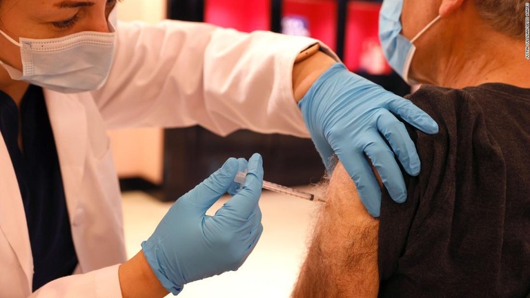 米ファイザー製の新型コロナワクチンを接種する人＝１日、米カリフォルニア州/Justin Sullivan/Getty Images 