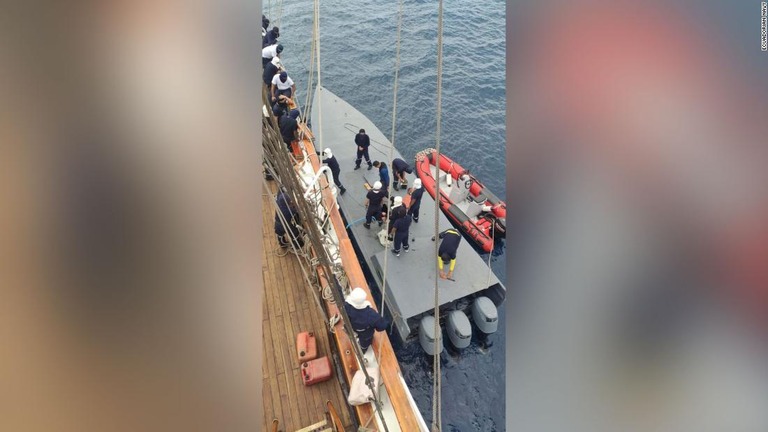 バーク「グアヤス」と麻薬密輸用の「潜水艇」/Ecuadorian Navy