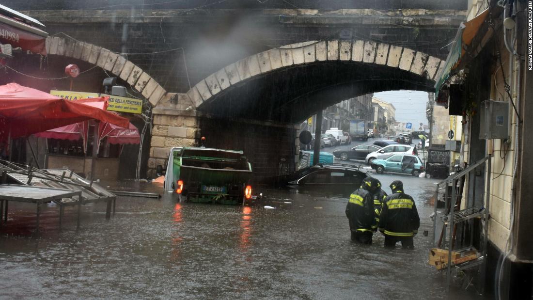 車が水没するなどの被害が発生した＝２６日、イタリア・シチリア島/Orietta Scardino/ANSA/ZUMA Press