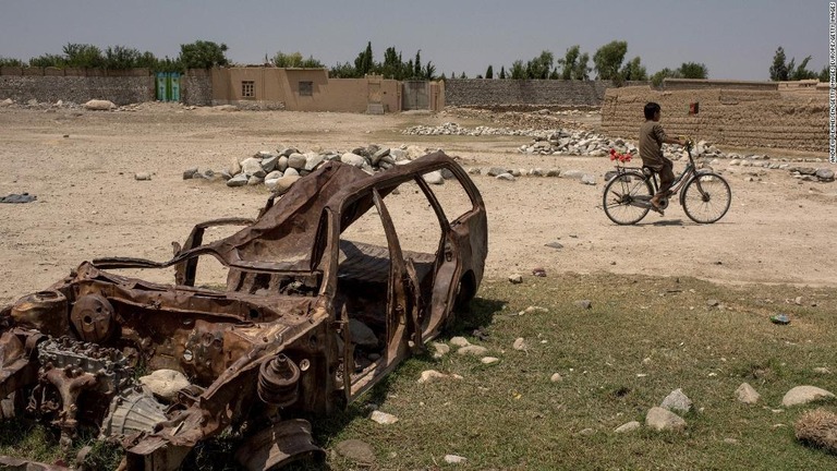 燃やされた車＝２０１７年７月１５日、アフガニスタン/Andrew Renneisen/Getty Images Europe/Getty Images