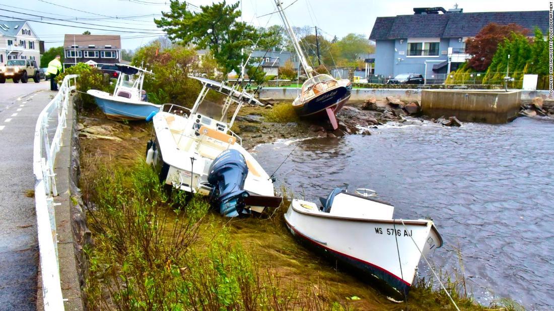 座礁したボート＝１７日、米マサチューセッツ州コハセット/Cohasett (Massachusetts) Police Department