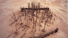 中国北西部のタリム盆地から約４０００年前までさかのぼる数百体のミイラが発見されている。写真は墓地の一つ、シャオヘ墓地を空撮したもの