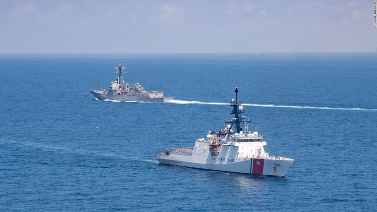 台湾海峡を航行する米沿岸警備隊の警備艦（手前）と米海軍のミサイル駆逐艦/US Coast Guard/AP