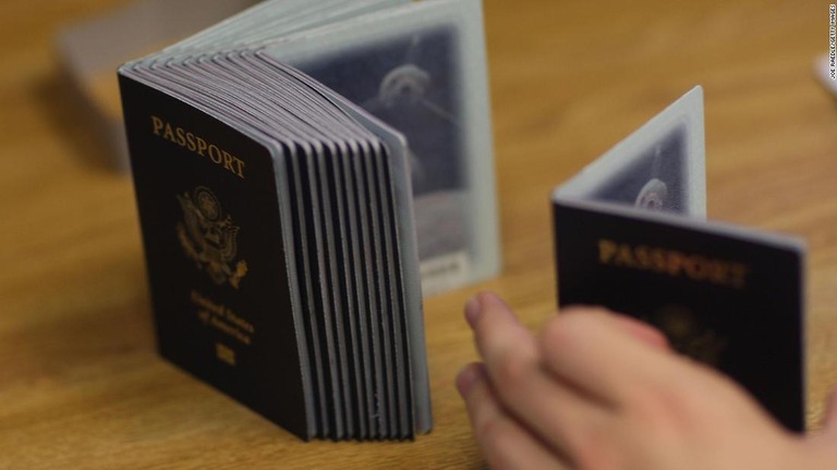 米国務省が「性別Ｘ」と記載した初のパスポート（旅券）を発行したと発表した/Joe Raedle/Getty Images 