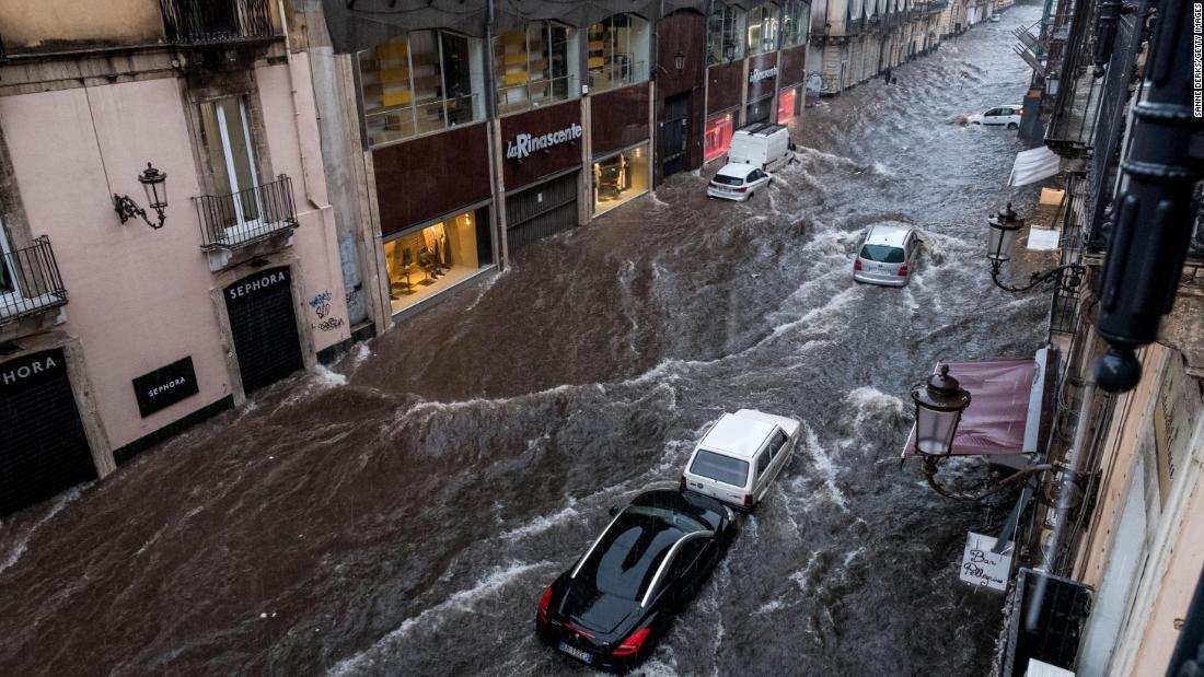 豪雨により被害を受けた街の通り＝２６日、イタリア・カターニアのエトネア通り/Sanne Derks/Getty Images