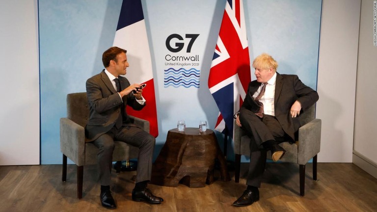 二国間協議を行うフランスのエマニュエル・マクロン大統領（左）と英国のボリス・ジョンソン首相（右）＝６月２１日、英国・コーンウォール/Ludovic Marin/AFP/Getty Images