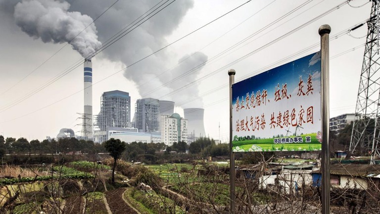 中国が新たなＣＯ２削減目標を国連に正式提出した/Qilai Shen/Bloomberg via Getty Images
