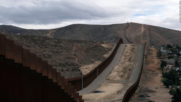 メキシコ・ババカリフォルニア州ティファナから見た米メキシコ国境＝２０２１年１月２０日/Guillermo Arias/AFP/Getty Images
