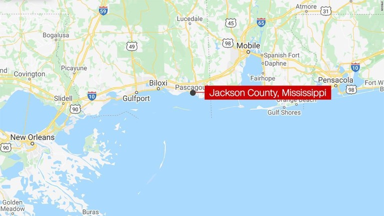 米ミシシッピ州ジャクソン郡で車が竜巻に吹き飛ばされ、車中の女性が死亡した/google